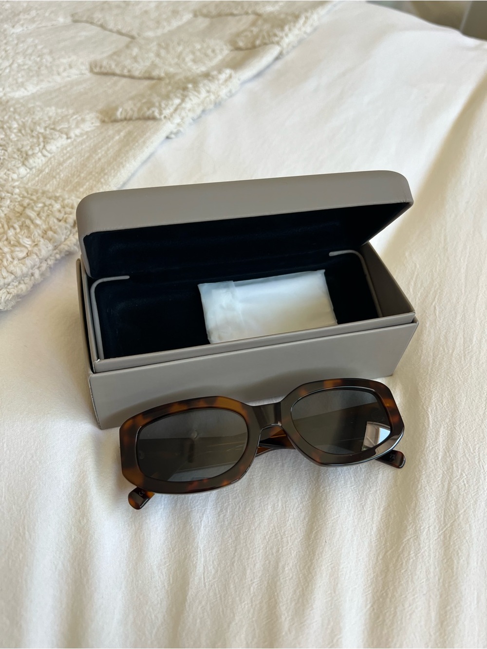 VEHLA Indi Tortoiseshell Square Sunglasses in Tort/Smoke - Picture 2 of 9